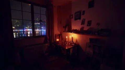 AI Video from prompt: маленькая уютная квартира поздним вечером. За ок