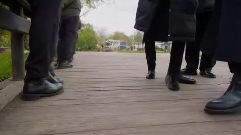 AI Video from prompt: Люди расстреливают телефон и пинают его