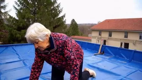 AI Video from prompt: Бабка падает с крыши при ремонте