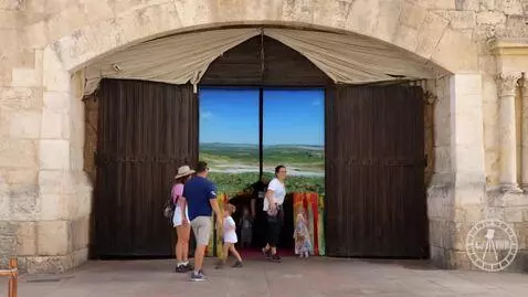 AI Video from prompt: Брызги красок сначала в левую,  потом в правую с