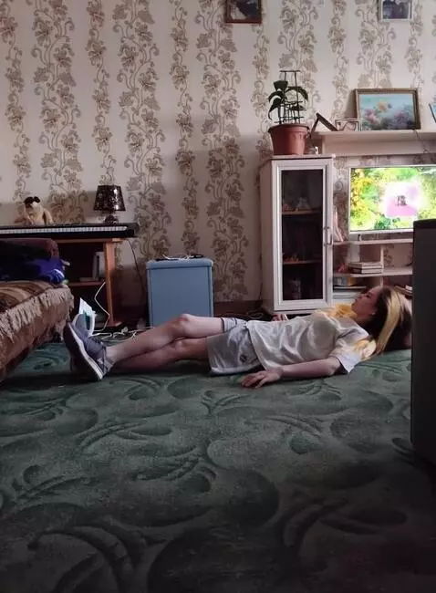 AI Video from prompt: Человек встал и полетел