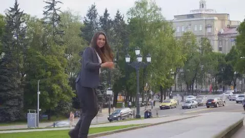 AI Video from prompt: Утром я пошла на ближайшую автобусную остановку.