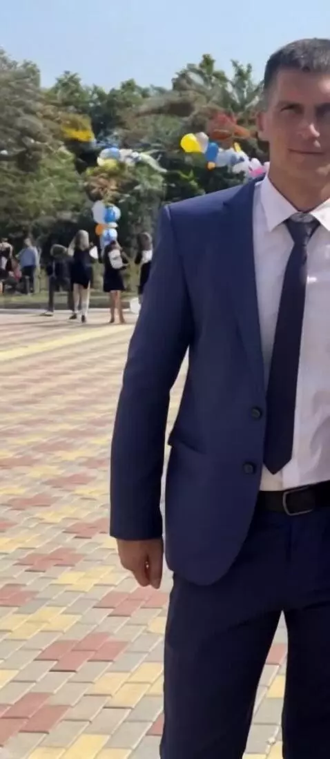 AI Video from prompt: снял с себя рубашку и показал оголенный живот