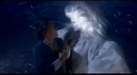 AI Video from prompt: Тридцатилетняя снежная королева целуется с юноше