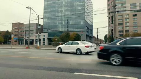 AI Video from prompt: Эпичный широкий план.  Черный и белый автомобиль