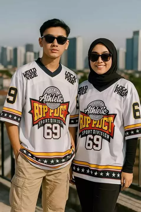 AI Video from prompt: Kedua model tersebut mempromosikan baju yang di 