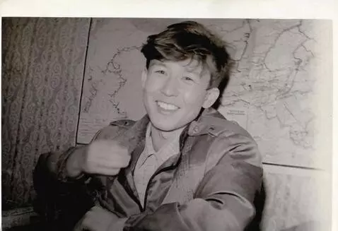 AI Video from prompt: Улыбается и посылает воздушный поцелуй