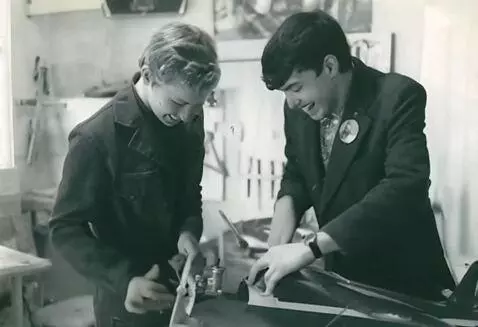 AI Video from prompt: Смеются двигаются