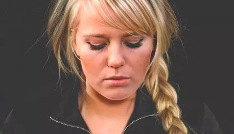 AI Video from prompt: Позирует, грусть, тоска, крупный план лица