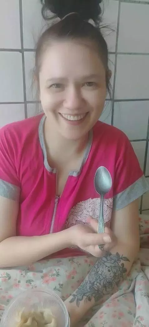 AI Video from prompt: Становится счастливым и улыбается машет рукой