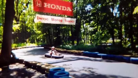 AI Video from prompt: Картинг быстро едет по трассе