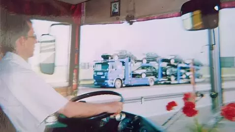 AI Video from prompt: Водитель ведет автобус по трассе. Легковые автом