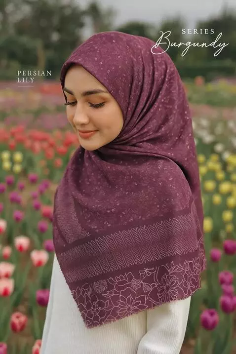 AI Video from prompt: seorang perempuan, sedang berjalan sambil bergay