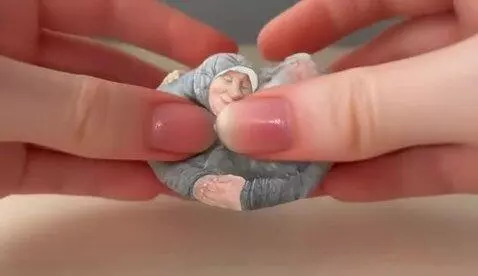 AI Video from prompt: дед нежно обнимает бабу