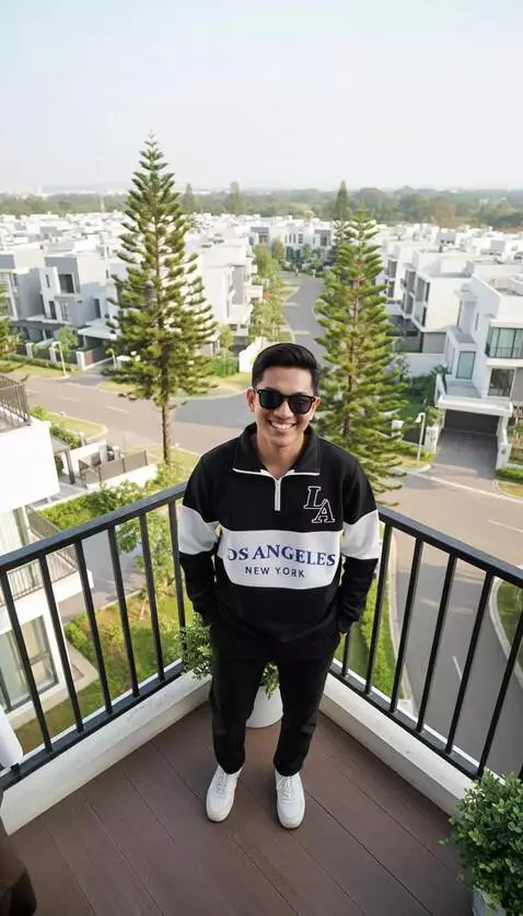 AI Video from prompt: Pria tersebut bergaya keren sambil tersenyum sep