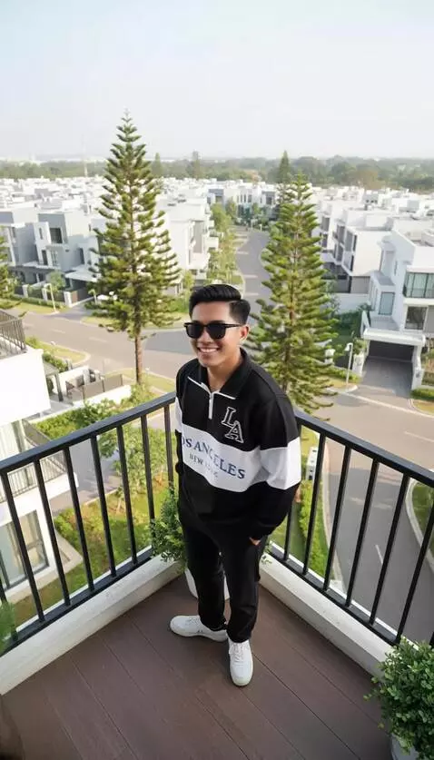 AI Video from prompt: Pria tersebut sedang tersenyum lalu berputar bal