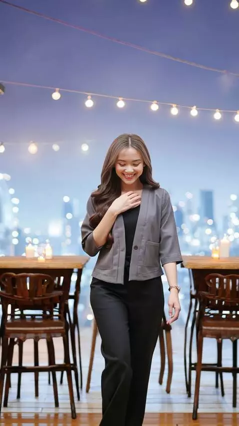 AI Video from prompt: Wanita berjalan kedepan kamera sambil tersenyum,