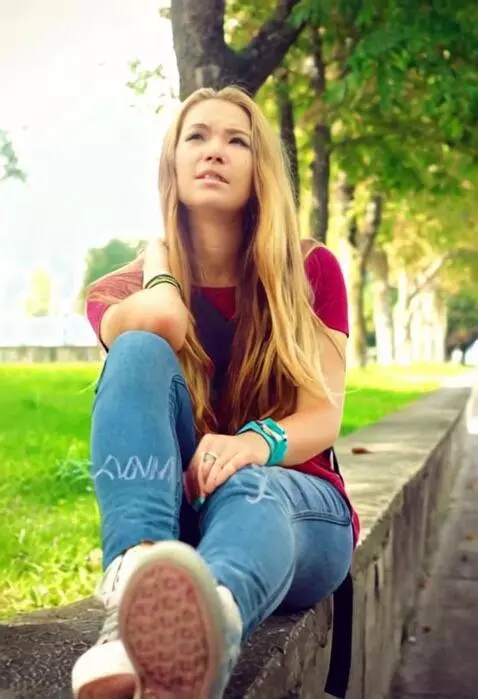 AI Video from prompt: Идет девушка руки за спиной в наручниках и тихо 