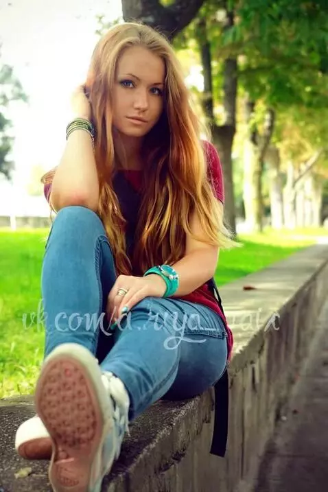 AI Video from prompt: девушка руки за спиной в наручниках