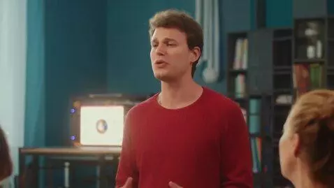 AI Video from prompt: Человек темноволосый поёт