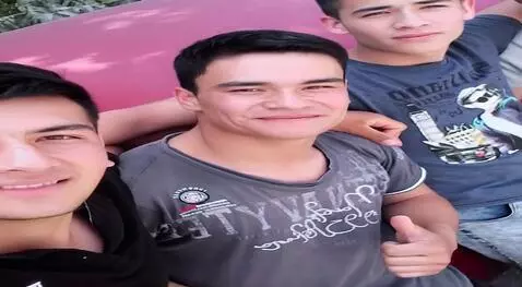 AI Video from prompt: Let the picture move, let the guys laugh