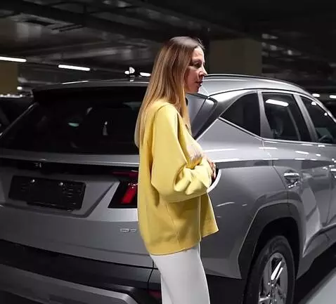 AI Video from prompt: She turns her back. She bends over.