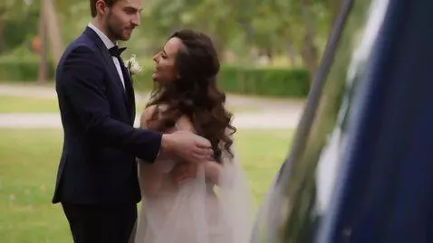 AI Video from prompt: Мужчина и женщина радостно подходят друг к другу