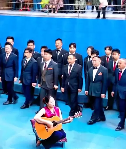 AI Video from prompt: Люди в костюмах начинают одновременно маршироват