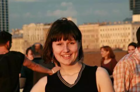 AI Video from prompt: девушка крутит бедрами