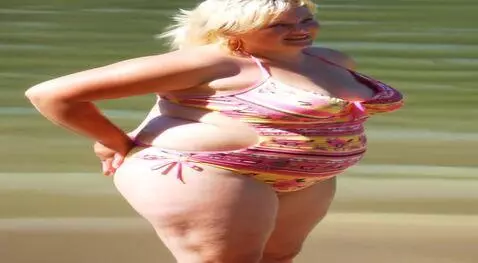 AI Video from prompt: Поворачивается спиной к зрителю, встаëт на четве