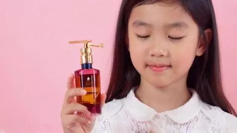AI Video from prompt: A BEAUTIFUL GIRL SPRAYS AURA PARFUM