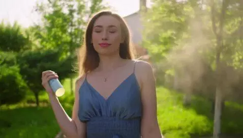 AI Video from prompt: A BEAUTIFUL wooman SPRAYS AURA PARFUM