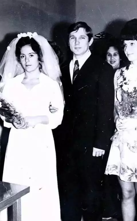 AI Video from prompt: SWEET SCENE. PEOPLE MOVING