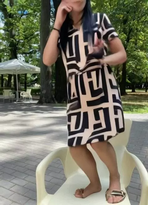 AI Video from prompt: Встаёт на ноге приседает и взлетает отталкиваетс