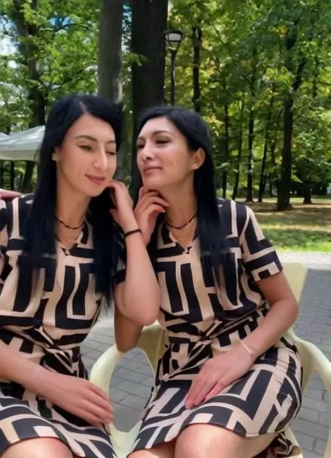 AI Video from prompt: Две девушки поворачиваются друг другу берутся за