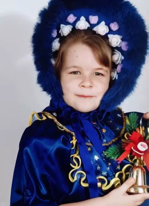 AI Video from prompt: she rings the bell