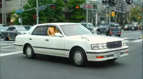 AI Video from prompt: Toyota Crown majesta белого цвета, стоит на пере