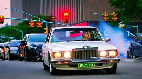 AI Video from prompt: Toyota Crown majesta белого цвета, стоит на пере