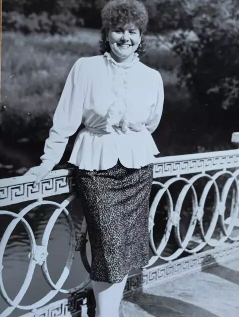 AI Video from prompt: Улыбается и делает воздушный поцелуй