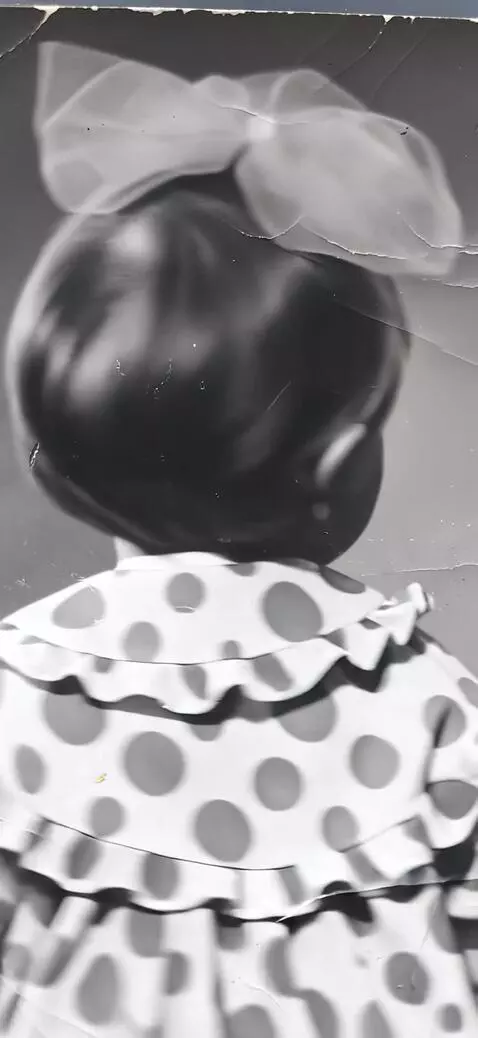 AI Video from prompt: Поворачивается и улыбается