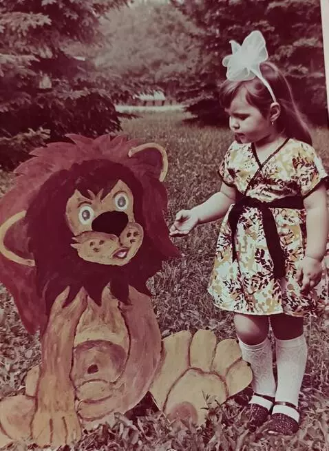 AI Video from prompt: Смотрит на льва