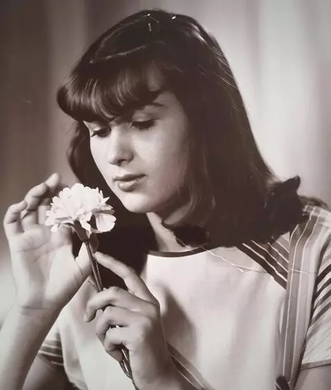 AI Video from prompt: Нюхать цветочек который находится у нее в руках