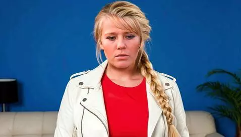 AI Video from prompt: Позирует , печаль, смотрит прямо