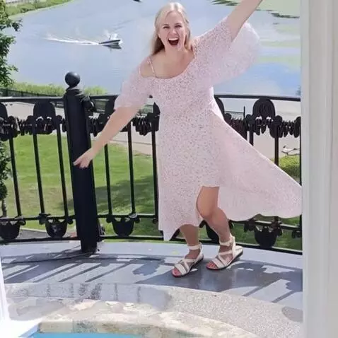 AI Video from prompt: Эта Девушка плывет  верхом на дельфине в прозрач