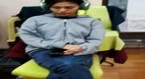 AI Video from prompt: девушка медленно снимает свою кофту оголяя свою 