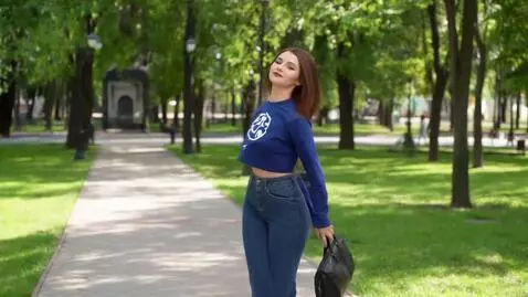 AI Video from prompt: Красивая молодая спортивная блондинка (Есения) с