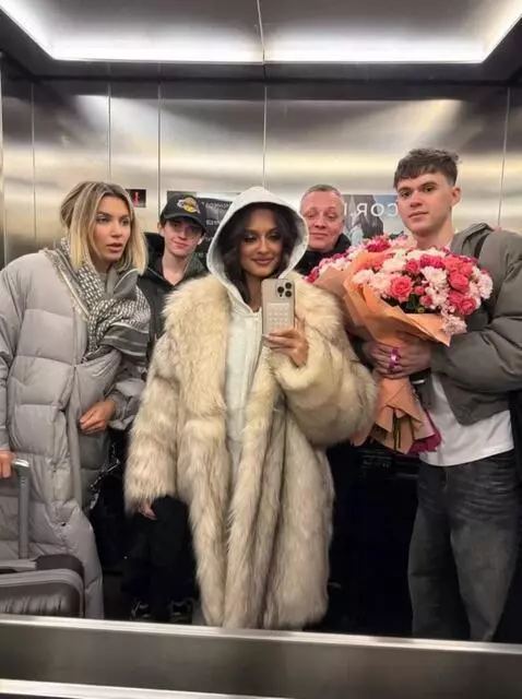 AI Video from prompt: стоп кадр, почти нет движения, свет на потолке м