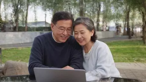 AI Video from prompt: gerakan foto ini dengan senyuman manis tanpa mer