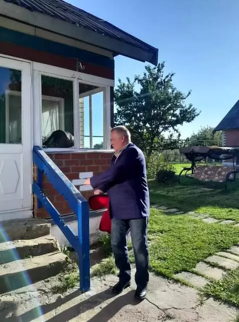 AI Video from prompt: Мужчина одевает папаху и танцует лезгинку под му