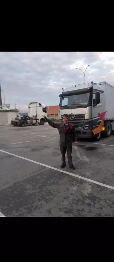 AI Video from prompt: Грузовик в огне двигается